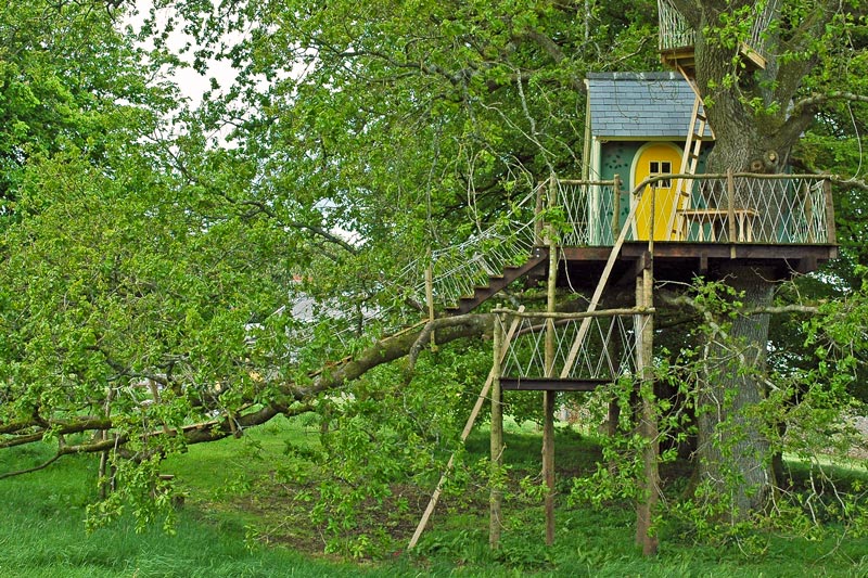 The rope bridge gives an atmosphere of fun and adventure to this bespoke children’s treehouse
